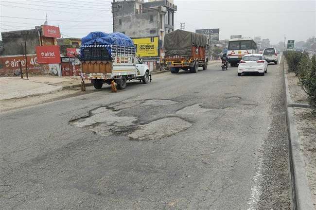 जम्मू-पठानकोट राष्ट्रीय राजमार्ग की हालत गांव की बदहाल सड़क जैसी, कई हादसे भी हो चुके