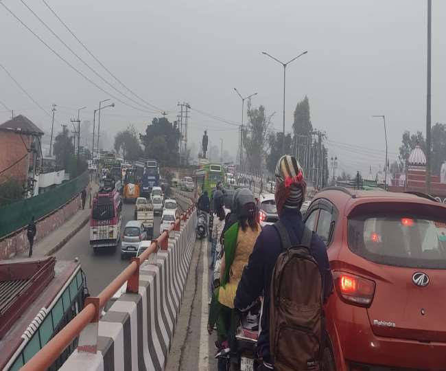 लॉकडाउन खुलते ही शहर की सड़कों पर दिखने लगी भीड़, सुबह-सवेरे ही तवी पुल पर बनी ट्रैफिक जाम की स्थिति