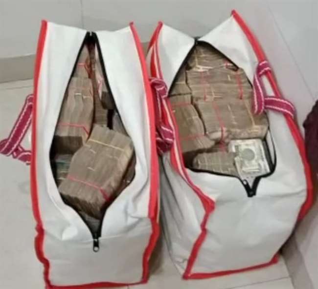 कानपुर पुलिस ने नामचीन कंपनी की गाड़ी से पकड़े 22 लाख कैश, प्रपत्र नहीं दिखा सके कर्मचारी