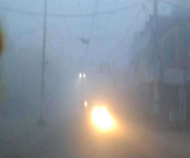 Punjab Weather Update: पंजाब में कड़ाके की ठंड से घराें में दुबके लाेग, दिन में ही लाइट जलाकर चले वाहन चालक