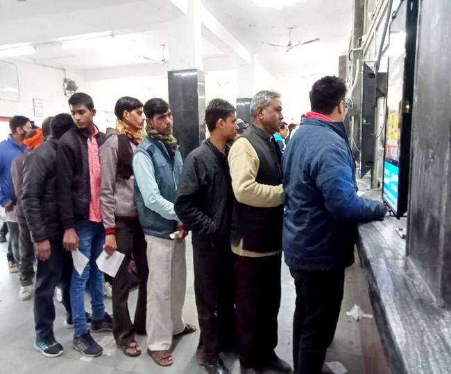 लुधियाना से बिहार की ट्रेनों में भारी भीड़, घर जाने के इच्छुक लोगों को नहीं मिल रहा आरक्षित टिकट; जानें कारण