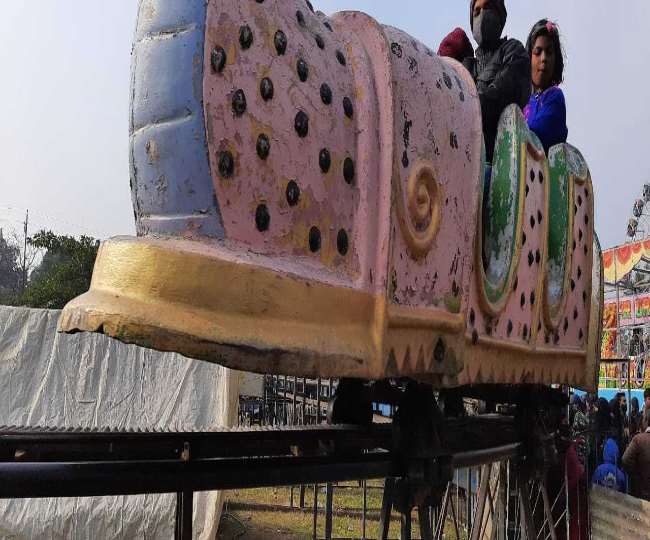 मगहर मेला : उमड़ रही भीड़- बच्चों को भा रहा झूला-चर्खी, इमरती व जलेबी का आनंद उठा रहे लोग