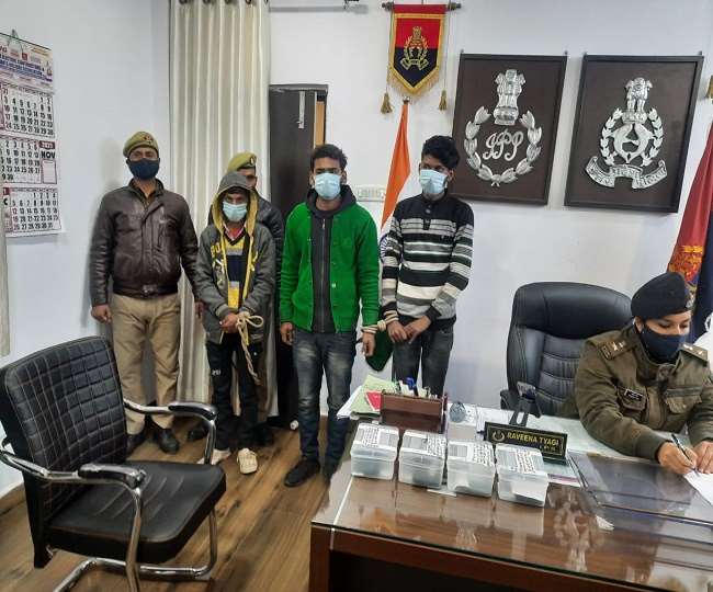 कानपुर साउथ के सुनसान इलाकों में करते थे लूट, स्वाट टीम ने घात लगाकर तीन लुटेरों को पकड़ा, चार मोबाइल बरामद