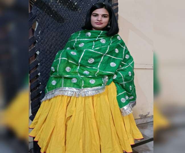 हरियाणवी पोशाक दामण कुर्ती व गोटेदार चुन्नी के पहनावे को बढ़ावा देने में जुटी मोनिका, विदेशों में भी मांग