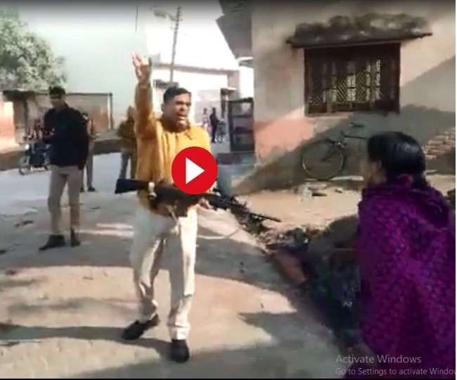 हरदोई में जांच करने गए सिपाही ने महिलाओं पर तानी राइफल, इंटरनेट मीडिया पर वायरल, देखें वीडियो