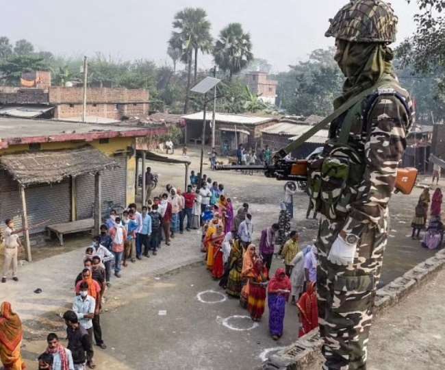 गृह मंत्रालय का केंद्रीय सुरक्षा बल के जवानों को निर्देश- चुनाव ड्यूटी में शामिल होने से पहले लगवाएं वैक्सीन की प्रिकाशन डोज