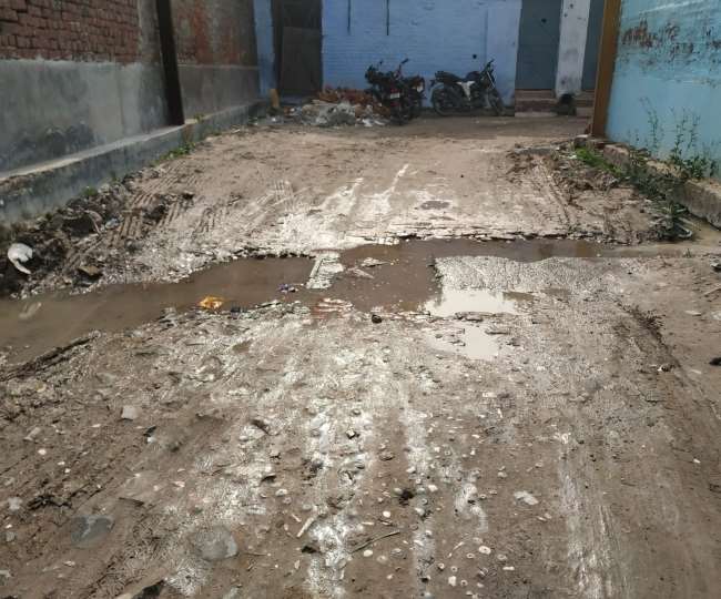 बुलंदशहर: देश-विदेश में है पाटरी नगरी खुर्जा की पहचान, जर्जर सड़कें कर रहीं परेशान