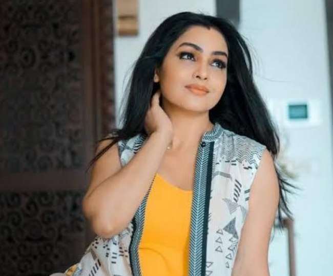 Bhabi Ji Ghar Par Hai की 'अंगूरी भाभी' ने व्हाइट शर्ट में दिए बोल्ड पोज, फैंस की अटकीं निगाहें