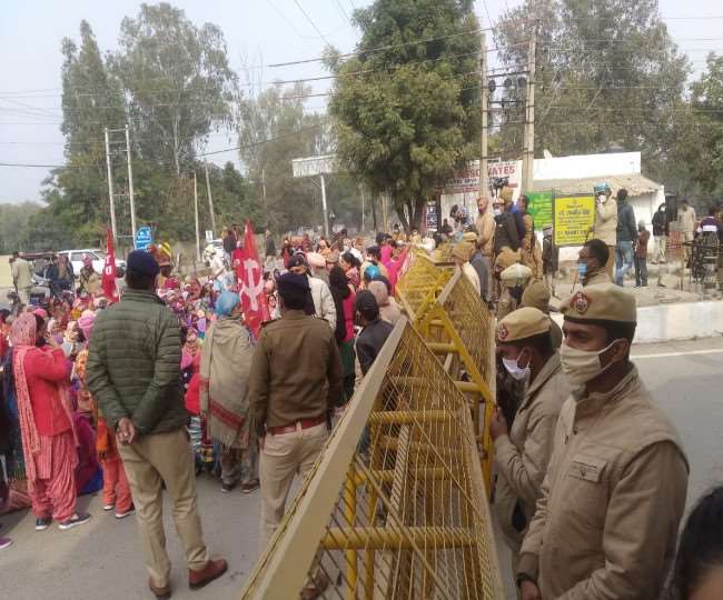 सिरसा में आंगनबाड़ी वर्कर्स का प्रदर्शन, हंगामा, रोड़ जाम, उप-मुख्यमंत्री दुष्यंत चौटाला के आवास का किया घेराव