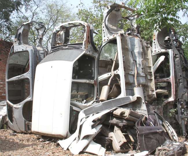 मेरठ के सोतीगंज में स्क्रैप खाली नहीं करने वाले कबाड़ियों पर पुलिस ने उठाया यह कदम
