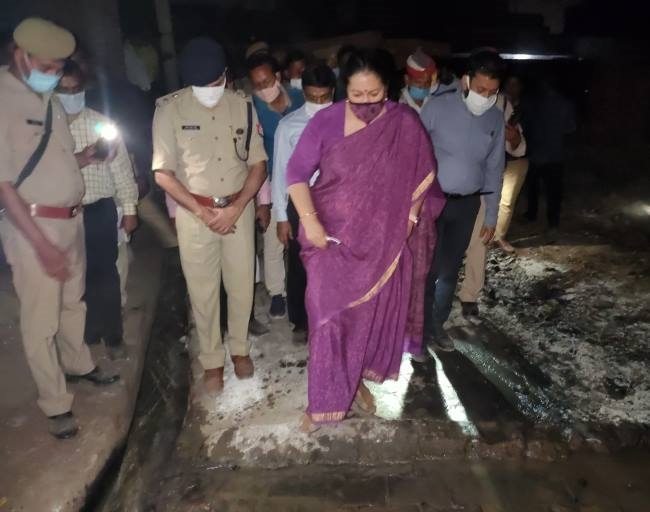 छह माह में टूटी सड़क व पानी की लीकेज देख नोडल सचिव नाराज