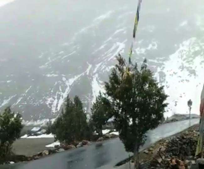 Snowfall in Himachal: अप्रैल में बर्फबारी से सुहावना हुआ मौसम, रोहतांग व धौलाधार की पहाड़ियों पर गिरे फाहे
