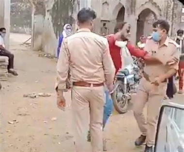 मास्क लगाने को टोकने पर सिपाहियों से की हाथापाई