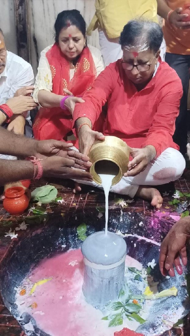 बिहार के भाजपा सांसद ने लगाई बाबा दरबार में हाजिरी