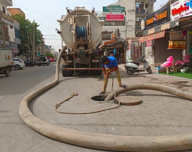 नाले से जोड़ा जा रहा ड्रेनेज सिस्टम,
निवर्तमान पार्षद ने उठाए सवाल
