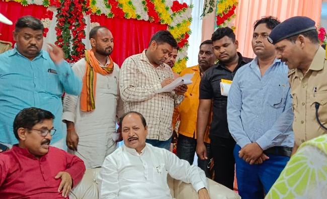 न्यायालय में चल रहे मामलों को छोड़ अन्य को समय से करें निस्तारित