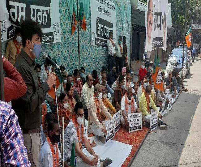 लुधियाना में सीवरेज की दरों में बढ़ोतरी के खिलाफ BJP का प्रदर्शन, नगर निगम के चाराें जाेन का किया घेराव