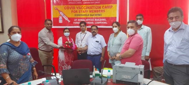 पीएनबी के अफसरों ने लगावाया टीकाकरण कैंप