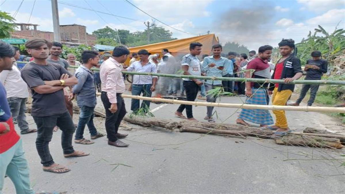 पिकअप की ठोकर से जख्मी महिला की मौत, आक्रोशित लोगों ने किया सड़क जाम