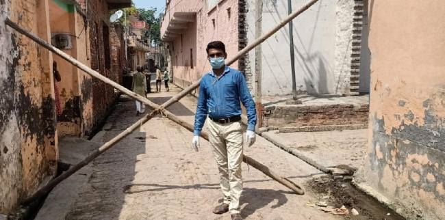 एक परिवार से तीन संक्रमित मिलने के बाद गली सील