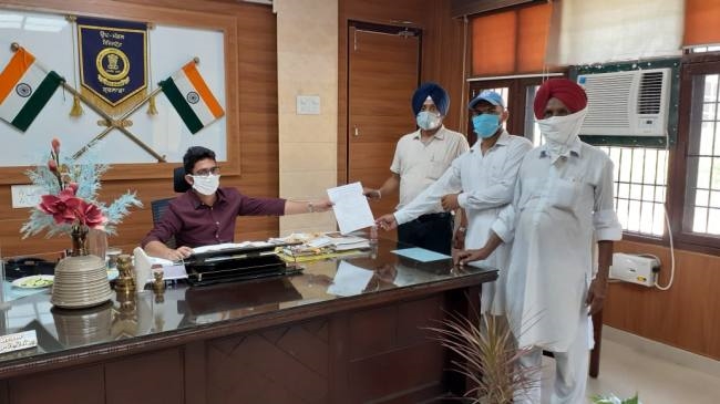 अध्यादेशों के खिलाफ एसडीएम को दिया ज्ञापन