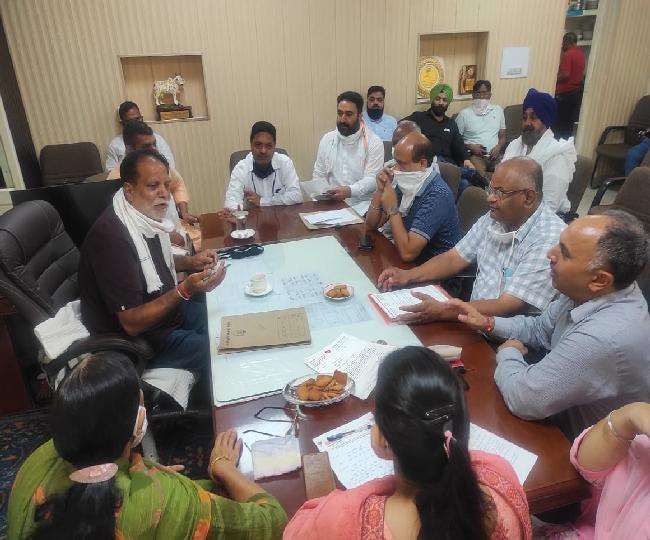 चेंज ऑफ लैंड यूज के विरोध में भाजपा पार्षदों ने मेयर को सौंपा मांगपत्र, कारोबारियों को राहत देने की मांग