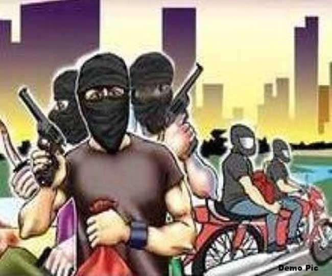 जौनपुर में भारतीय स्टेट बैंक की कस्टमर सर्विस प्वाइंट पर असलहा सटाकर 70 हजार लूटे