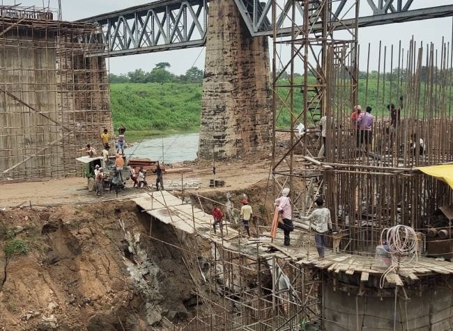 रेलवे ब्रिज पर झटके से बचने को बदलेगी पीलर की डिजाइन