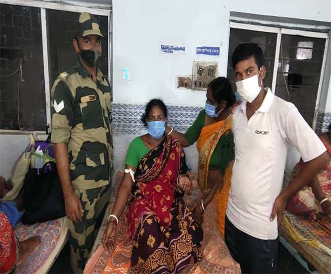 मानवता की मिसाल पेश कर रहे सीमा प्रहरी, सांप काटने के बाद एक और महिला को समय पर अस्पताल पहुंचाकर बचाई जान