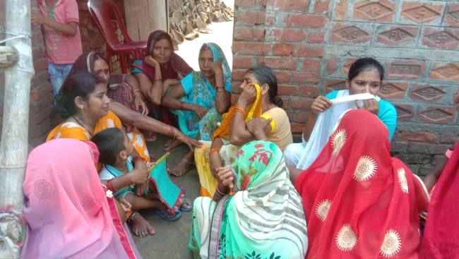 एक साथ जलीं तीन-तीन चिताएं तो रो पड़े लोग