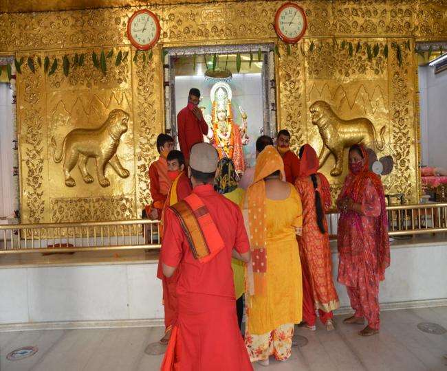 नवरात्र को लेकर शहर के मंदिरों में कई दिन पहले से ही तैयारियां की गई थी।