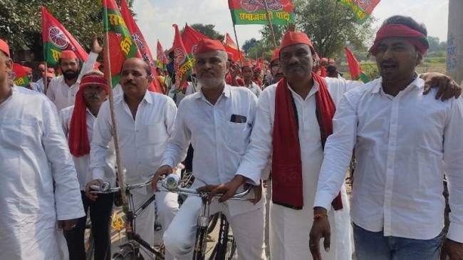 पार्टी की नीतियां समझाते गांव-गांव घूमे सपा कार्यकर्ता
