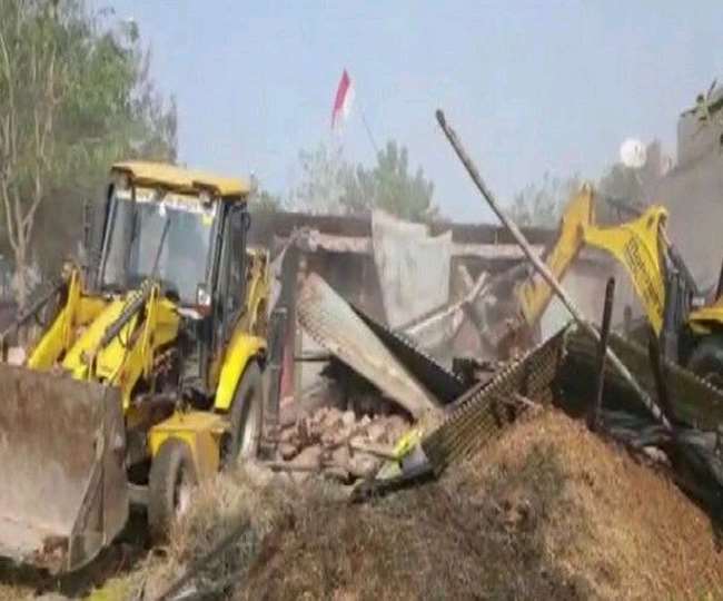 कंप्यूटर बाबा को महंगी गाड़ी मुहैया कराने वाले हिस्ट्रीशीटर के अवैध निर्माण पर चला बुलडोजर