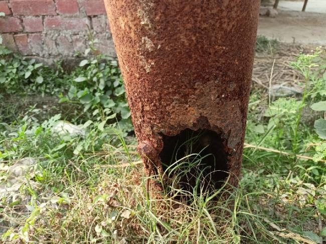 टूटे पोल व जर्जर तारों के सहारे औद्योगिक क्षेत्र में बिजली व्यवस्था