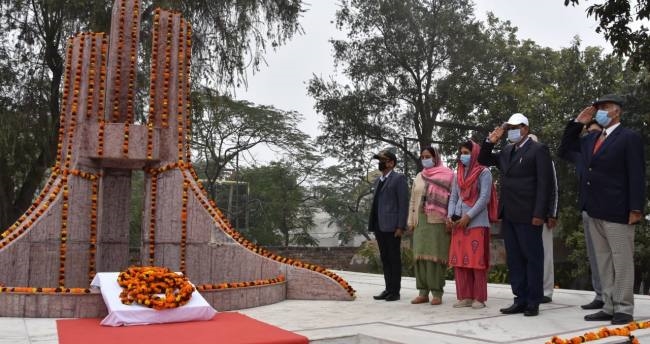 विजय दिवस : भारत-पाकिस्तान युद्ध के 50 साल पूर्ण होने पर डीसी ने युद्ध वीरांगनाओं को किया सम्मानित
