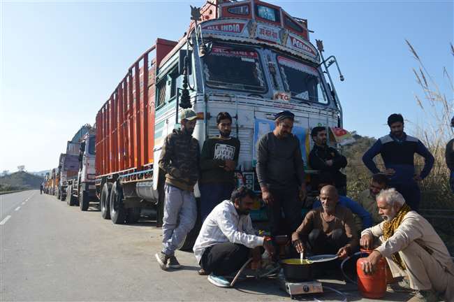 Jammu Kashmir weather: जम्मू में खिली धूप से लोगों को मिली ठंड से राहत, कश्मीर में शीतलहर का प्रकोप जारी