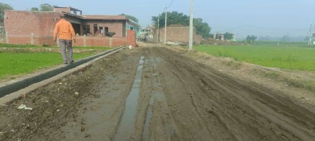 खकरई-लालपुर मार्ग पर कीचड़ और जलभराव