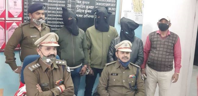 नगर थाना पुलिस ने लूट की योजना बनाते हथियार के साथ तीन को दबोचा