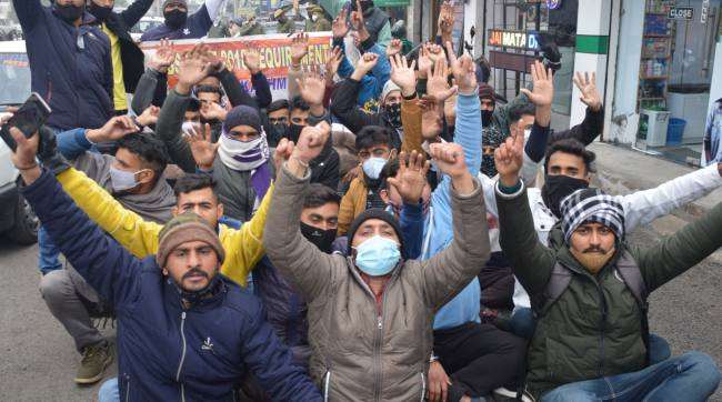 जम्मू : सीआइएसएफ, बीएसएफ में भर्ती के लिए युवाओं का प्रदर्शन, कहा-नब्बे प्रतिशत अंक लेने के बाद भी भर्ती नहीं किया
