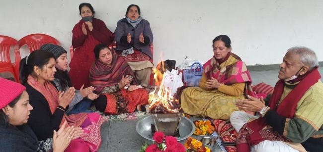 प्रकृति से जुड़कर योग और ध्यान करे मानव