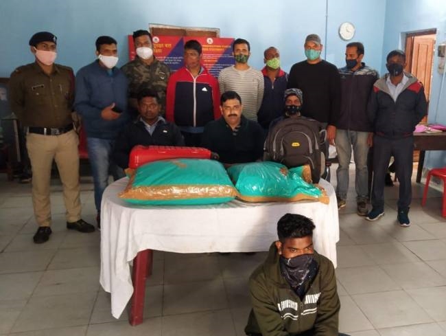 15 किलो गांजा के साथ टाटा का युवक पकड़या
