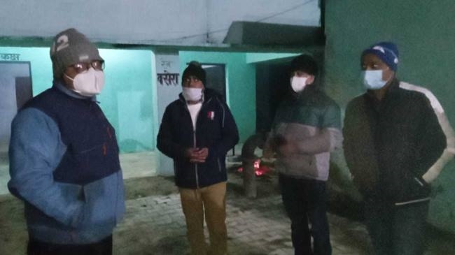 सर्दी से बचाव को डीएम ने अलाव के साथ देखा रैनबसेरा