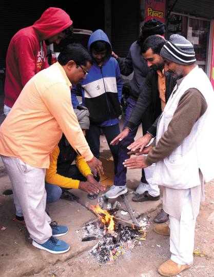 दिनभर जले अलाव, लोगों ने ली राहत
