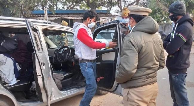 चेकिग कर पुलिस ने वाहनों से उतारी फिल्म