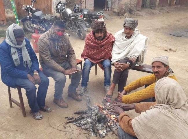तापमान में गिरावट से कांपे लोग, अलाव के नाम पर सिर्फ दिखावा