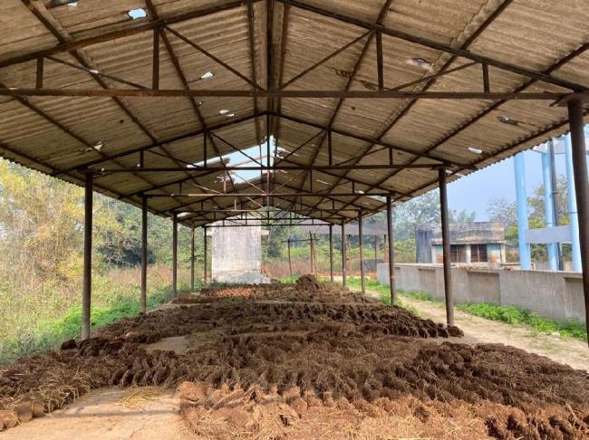 नवीन मंडी स्थल में पाथे जा रहे गोबर के कंडे