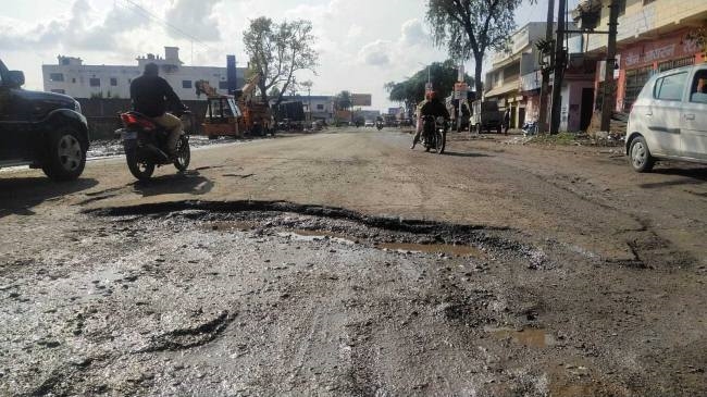 कोटद्वार को जोड़ने वाला हाइवे गड्ढों में तब्दील