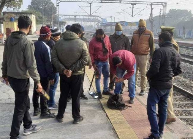 पुलिस ने की स्टेशन और होटलों में जांच