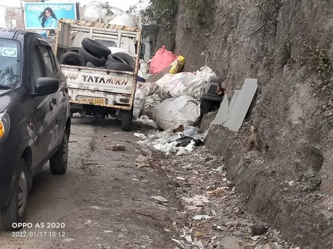 सड़क किनारे कबाड़, वादे हवा में