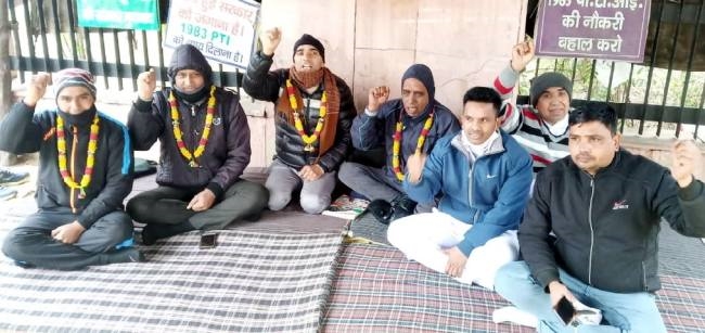 रोजगार की आस में कंपा देने वाली ठंड में सड़क पर बैठने को मजबूर हैं बर्खास्त पीटीआइ